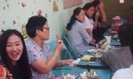 两个人吃瓜的娱乐,揭秘两位吃瓜群众的欢乐时光